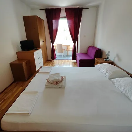 Kralj 아파트 사플루나라